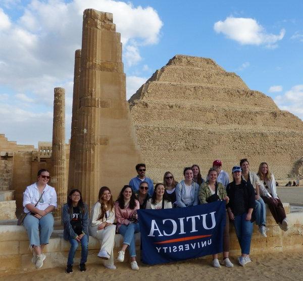 学生s hold up a 利记sbo banner at Saqqara during a January 2023 trip to Egypt.